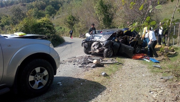 Otomobil ile kamyonet kafa kafaya çarpıştı: 4 yaralı