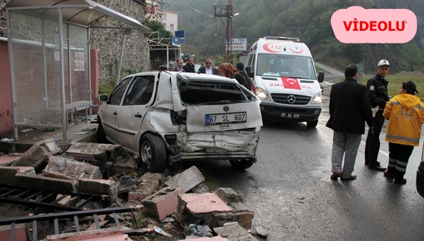 Yolcuların beklediği otobüs durağına daldı