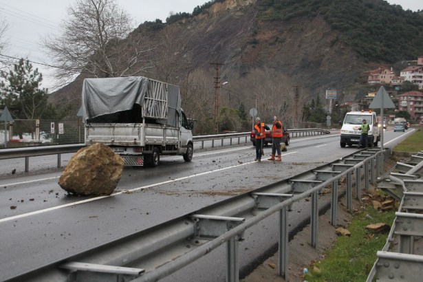 Dağdan düşen kayalar yolu trafiğe kapattı