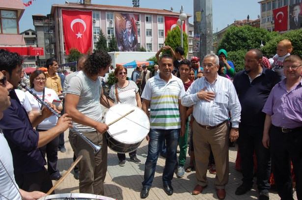 Çakan devrekte davul ve zurna ile karşılandı