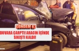 DUVARA ÇARPTI! ARACIN İÇİNDE  SIKIŞTI KALDI!