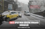 TAKSİ APARTMAN GİRİŞİNE VURARAK DURABİLDİ!