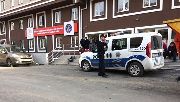 Polis kız öğrencilerin güvenliği için yurt önündeki nöbetini sürdürüyor