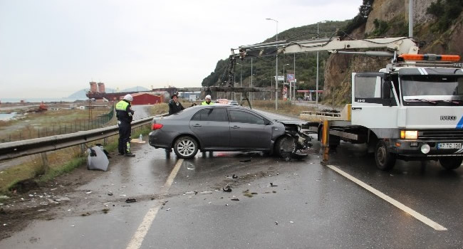 KARŞI ŞERİDE GEÇTİ, BARİYERLERE ÇARPTI: 2 YARALI