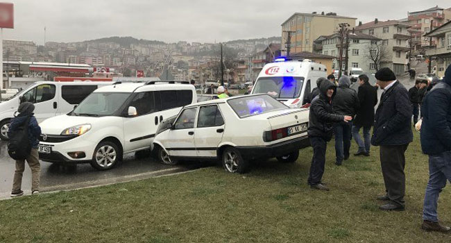 Refüjü aşıp, kırmızı ışıkta bekleyen otomobile çarptı