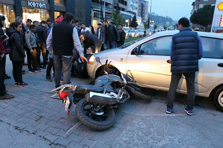 Motosiklet, araçla çarpıştı. Yaralılar var