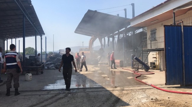 Hurdacılar Sitesi'nde Yangın iş makinası ve itfaiye söndürdü