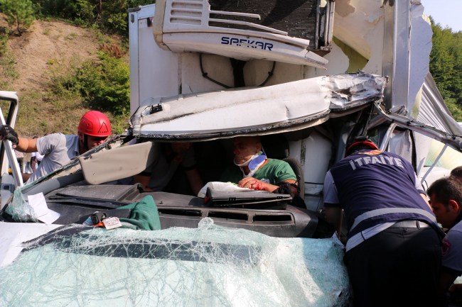 Zonguldakta 3 araçlı zincirleme kaza: 3 yaralı