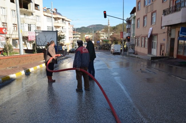 Yığılca Belediyesinden sokaklarda sonbahar temizliği