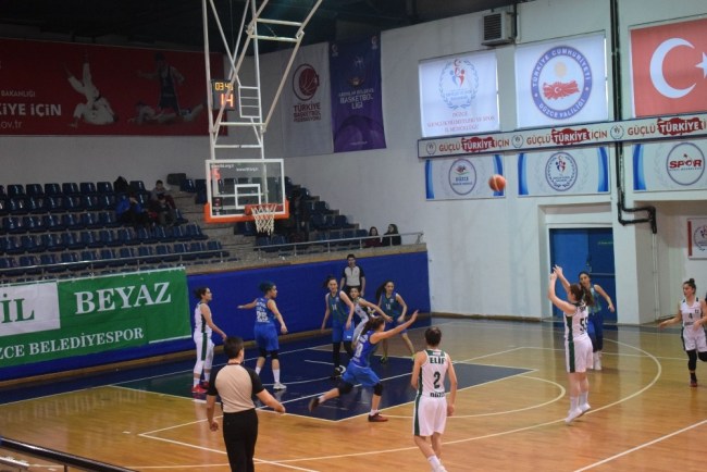 Basketbolda kızlardan farkla galibiyet