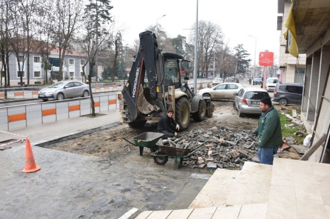 Hastane Caddesinde Kaldırımlarda çalışmalar sürüyor