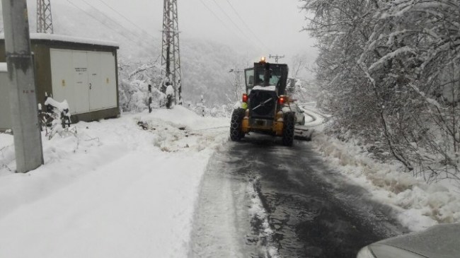 Düzce'de yoğun kar yağışı nedeniyle 13 köy yolu kapalı