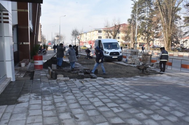 Düzce'de kaldırım çalışmaları devam ediyor...