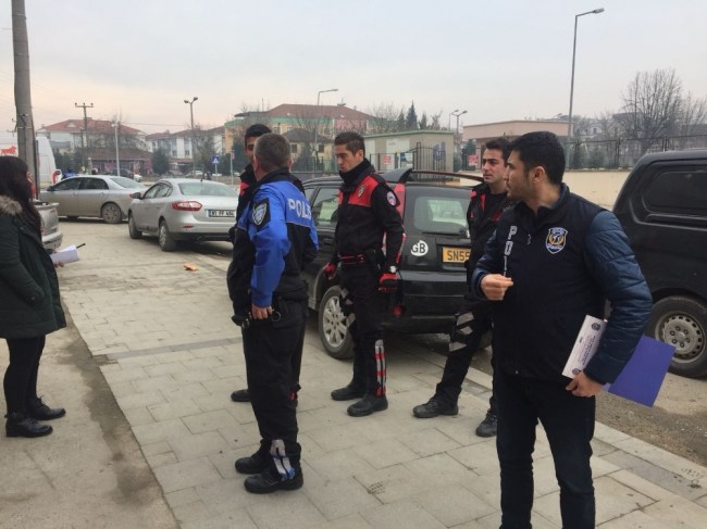 Polis ekipleri okul çevrelerinde denetimlerini sürdürüyor...