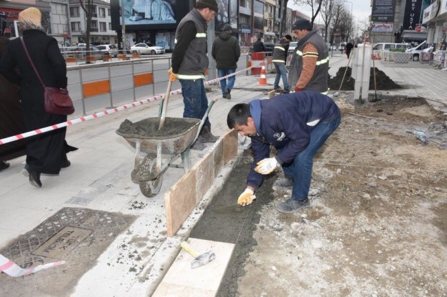 Düzce'de kaldırım çalışması sürüyor...