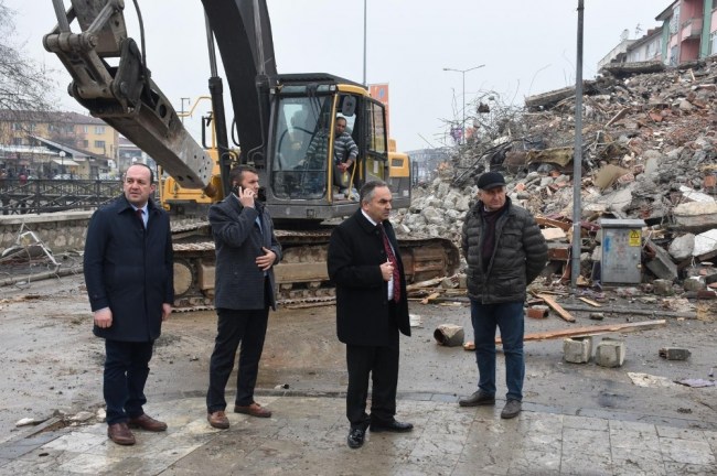 Düzce'de Rıhtım Caddesinde yıkım başladı...