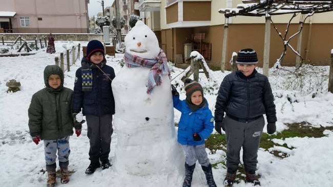 Kar yağışı çocukları sevindirdi...