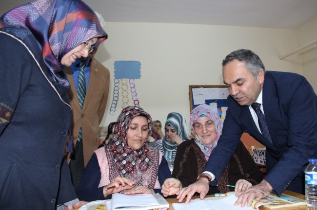 Başkan Ay'dan okuma yazma öğrenen 2 kişiye ehliyet sözü