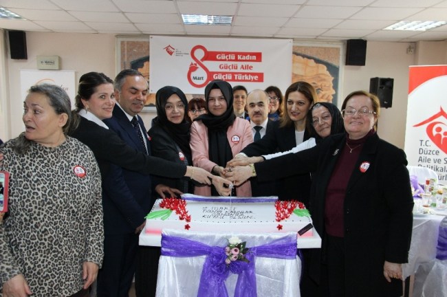 Vali Dağlı ve Başkan Ay, Huzurevinde kadınlarla bir araya geldi