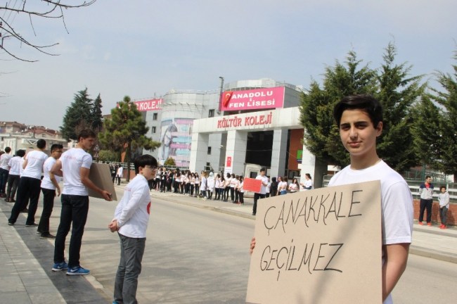 Düzce Kültür Fen Lisesi öğrencileri Çanakkale ruhunu sokağa yansıttı