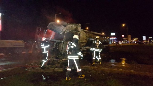 Madeni yağ yüklü tanker alevlere teslim oldu