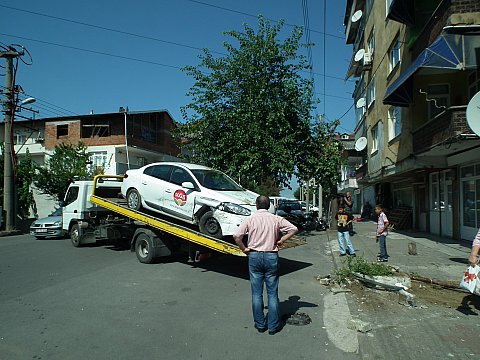 ÖNCE ARACA, SONRA İŞYERİNE DALDI!