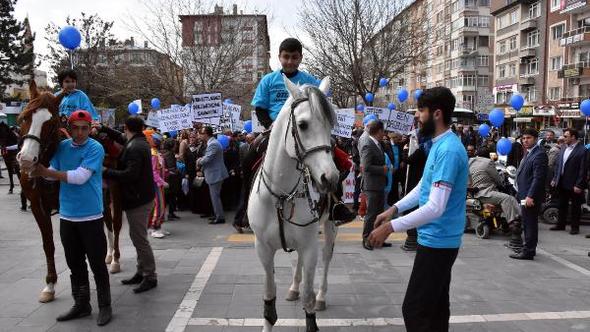 Otizme dikkat çekmek için yürüdüler