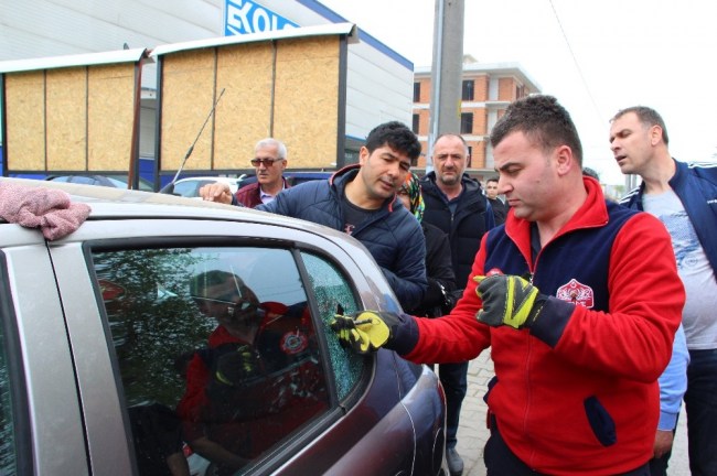 Otomobilde kilitli kalan çocuğu itfaiye ekipleri kurtardı