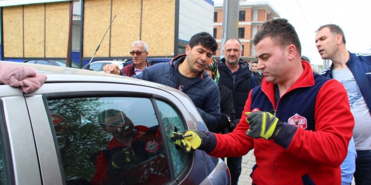 Otomobilde kilitli kalan çocuk kurtarıldı