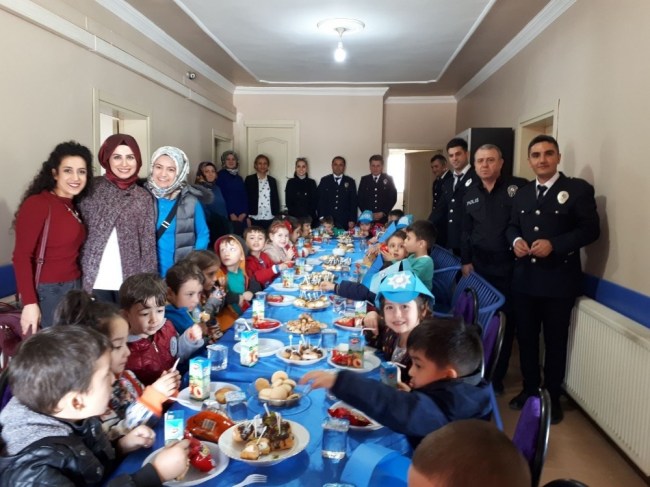 Minik öğrenciler polislerin bayramını kutladı