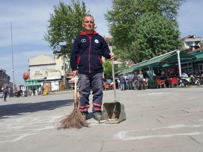 Para ve altın dolu çantayı polise teslim etti