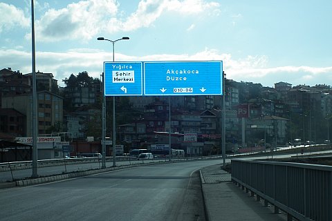 ÖNCE KAVŞAĞI KAPATTILAR, SONRA TABELAYA YAZMADILAR