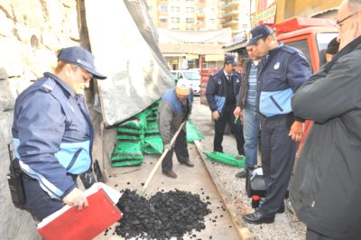 KAÇAK KÖMÜR OKULLARA DAĞITILDI