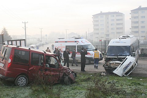 ÖĞRENCİ SERVİSİ KAZA YAPTI;8 YARALI