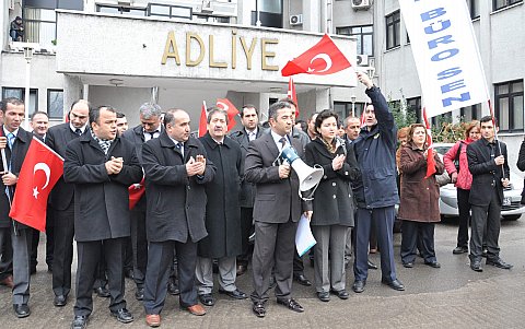 ADLİYE ÖNÜNDE EYLEM