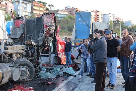 TIRLAR ÇARPIŞTI KARAYOLU SAVAŞ ALANINA DÖNDÜ