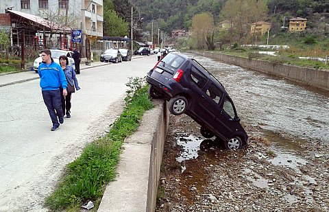 ARAÇ ASILI KALDI