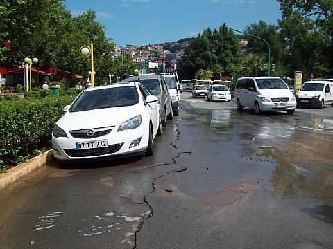 ANA YOLU SU BASTI. 20 METRE ÇATLAK OLUŞTU