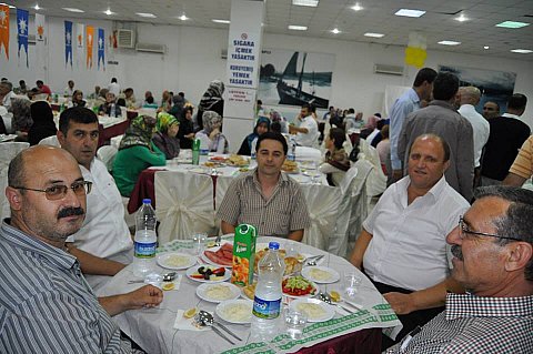 AK PARTİ 600 KİŞİYE İFTAR VERDİ.