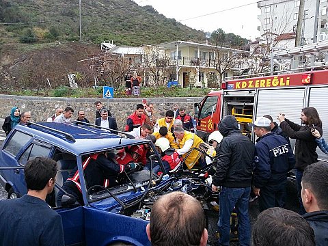 PLAJLARDA FECİ KAZA ARAÇ İÇİNDE SIKIŞTILAR