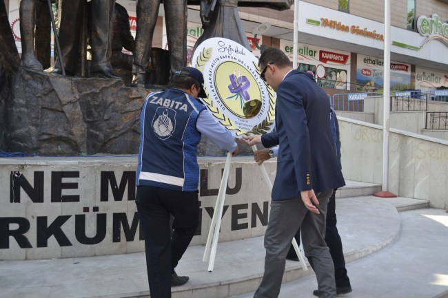 Filim festivali, çelenk sunumuyla başladı