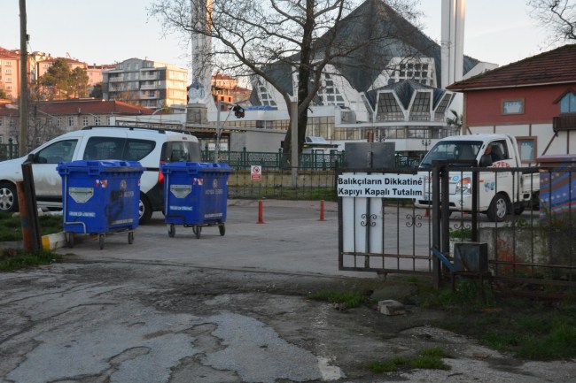 Otomobillerini çıkarmak için liman kapısını kırdılar