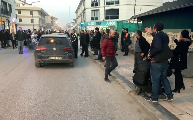 Düzce'de Otomobil kaldırımdaki yayalara çarptı: 2 yaralı