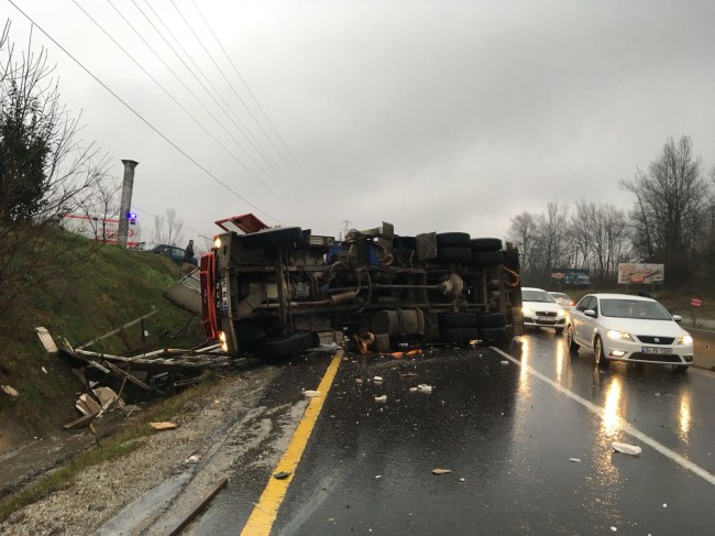 Yaralı sürücüyü sağanağa terk etmediler