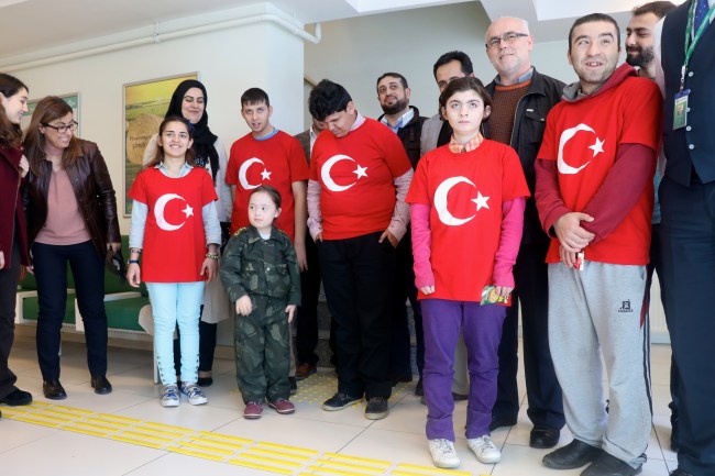 Özel öğrenciler harçlıklarını Mehmetçik Vakfı'na bağışladı