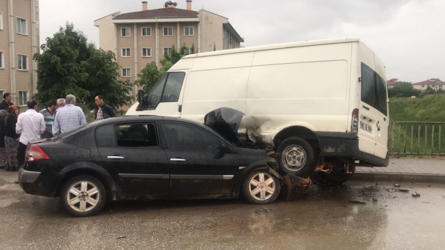 otomobille ile minibüs Çarpıştı: 5 yaralı