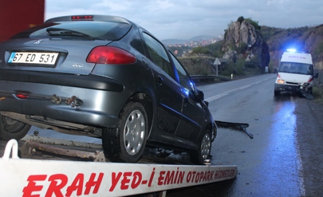 Ambulans ile otomobil çarpıştı: 1 yaralı