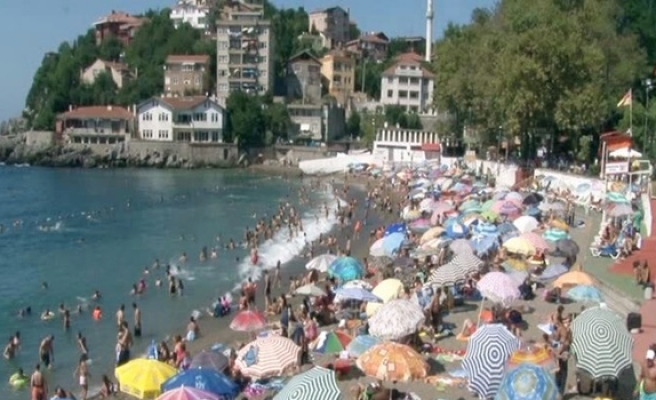 Bikinili kadınların fotoğrafını çekerken yakalandı