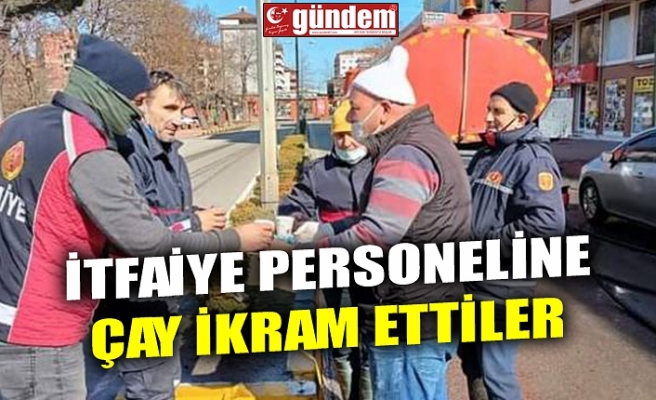 İTFAİYE PERSONELİNE ÇAY İKRAM ETTİLER