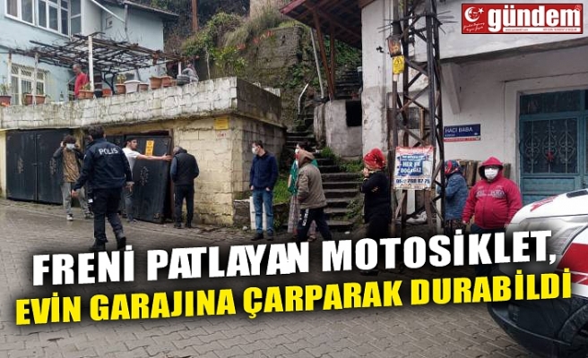 FRENİ PATLAYAN MOTOSİKLET, EVİN GARAJINA ÇARPARAK DURABİLDİ